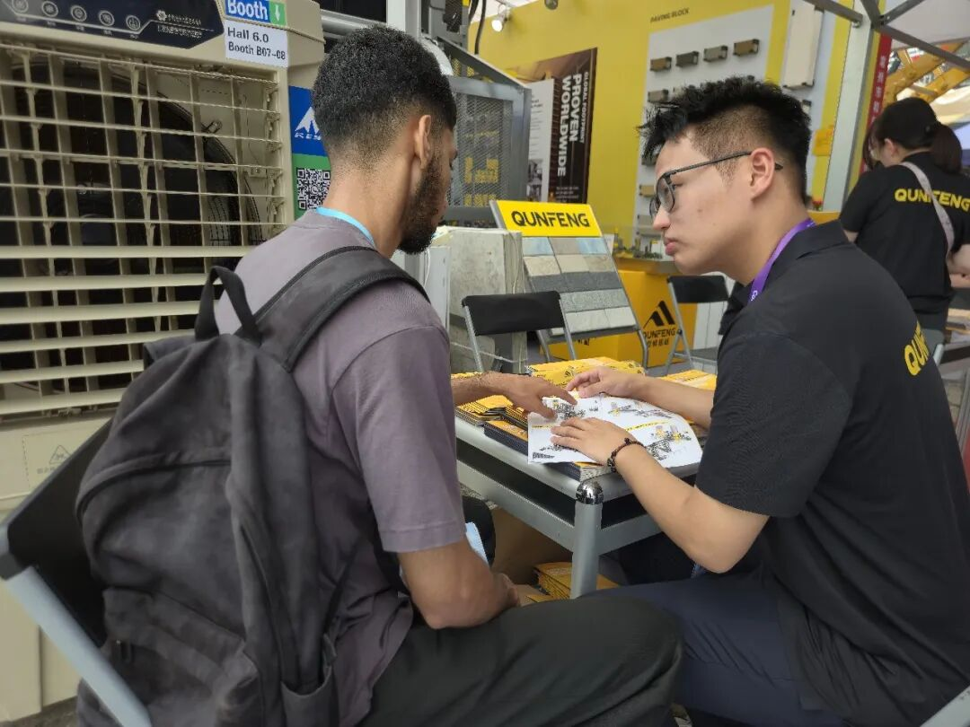 International buyer consulting Qunfeng team on automated block making solutions