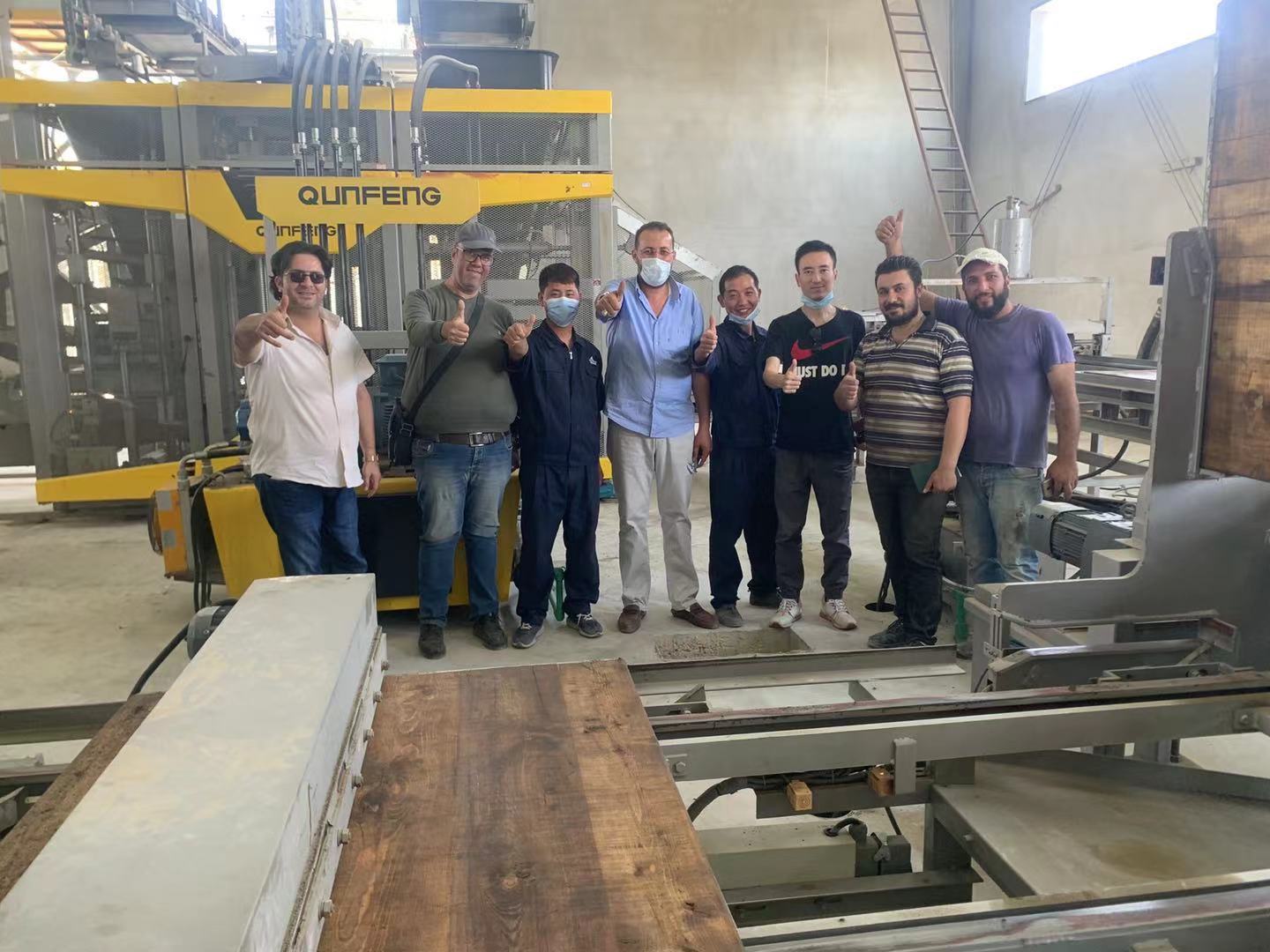A photo of Qunfeng technical engineers with a customer; Qunfeng Machinery holds significant influence in the Middle East.