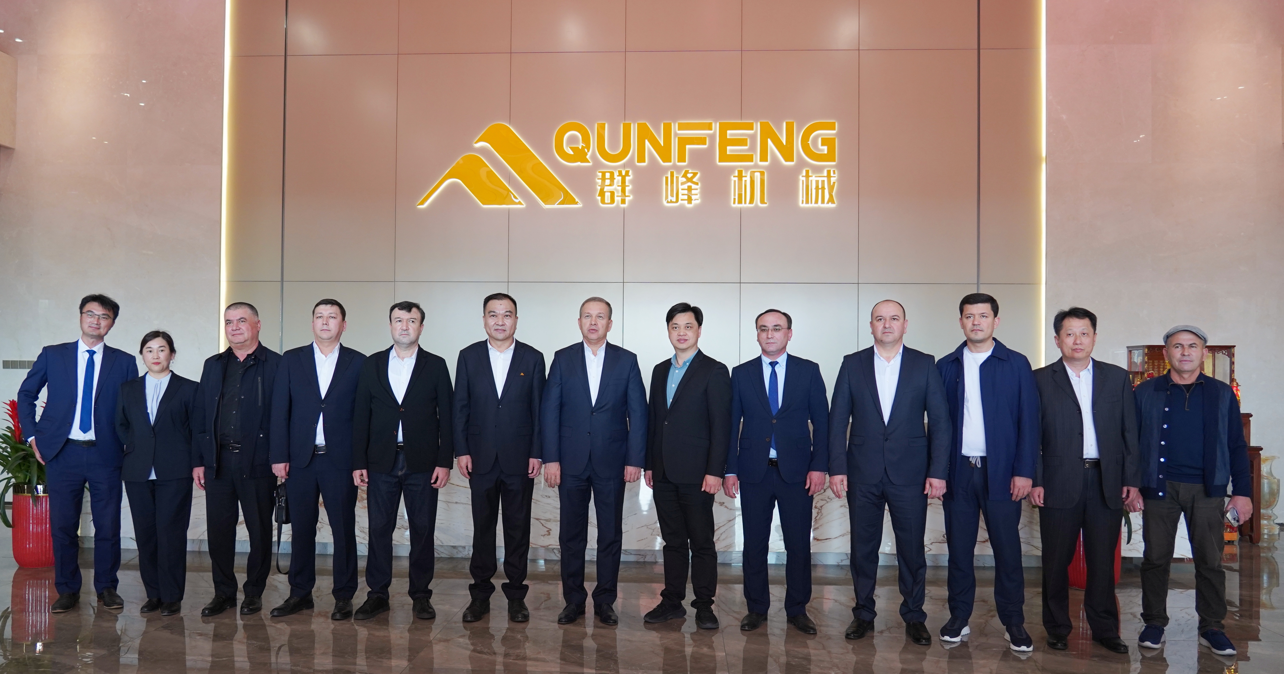 Group photo of Uzbekistan Navoi delegation and Qunfeng Machinery executives