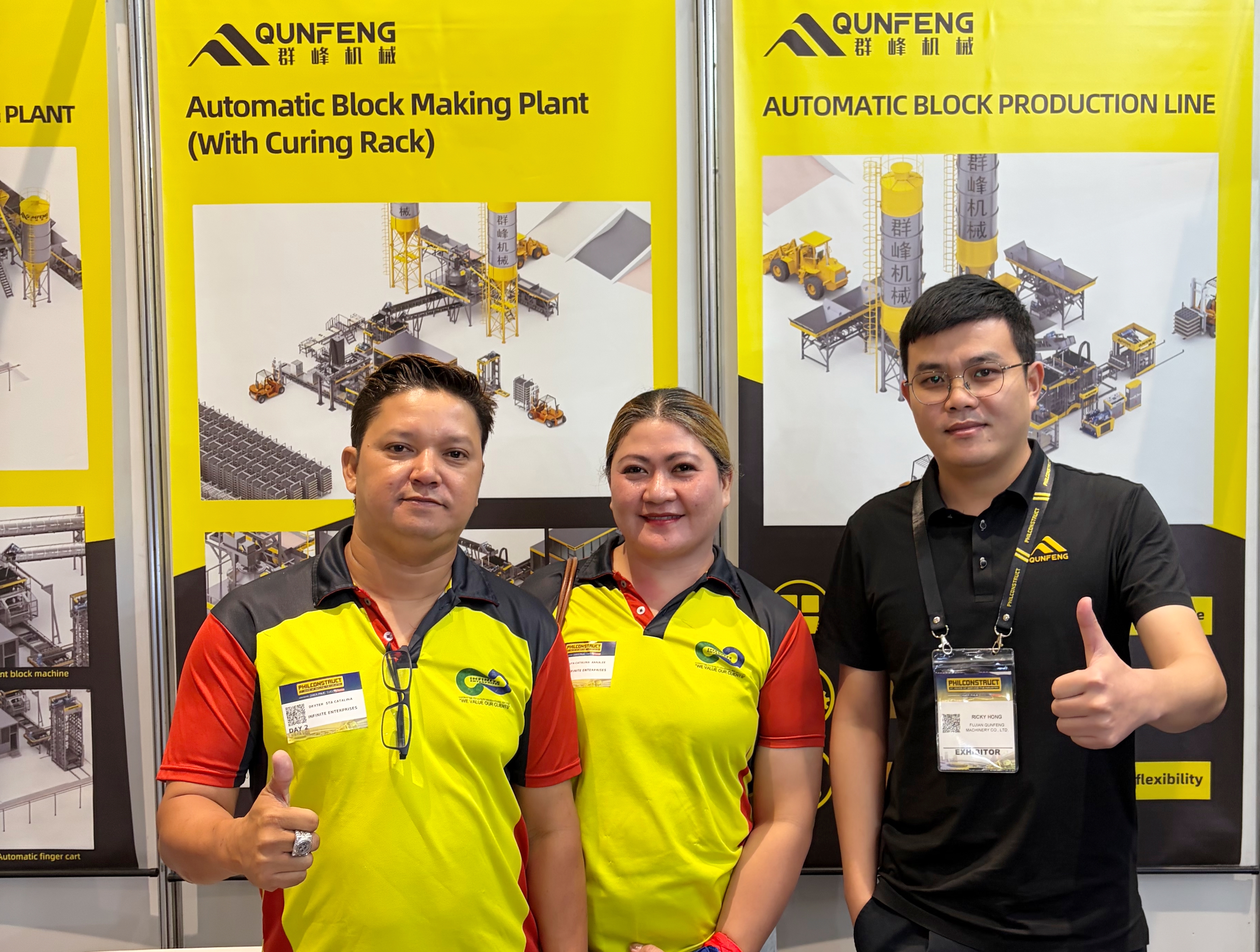 The Qunfeng team in the Philippines poses for a photo with the client after signing the contract.