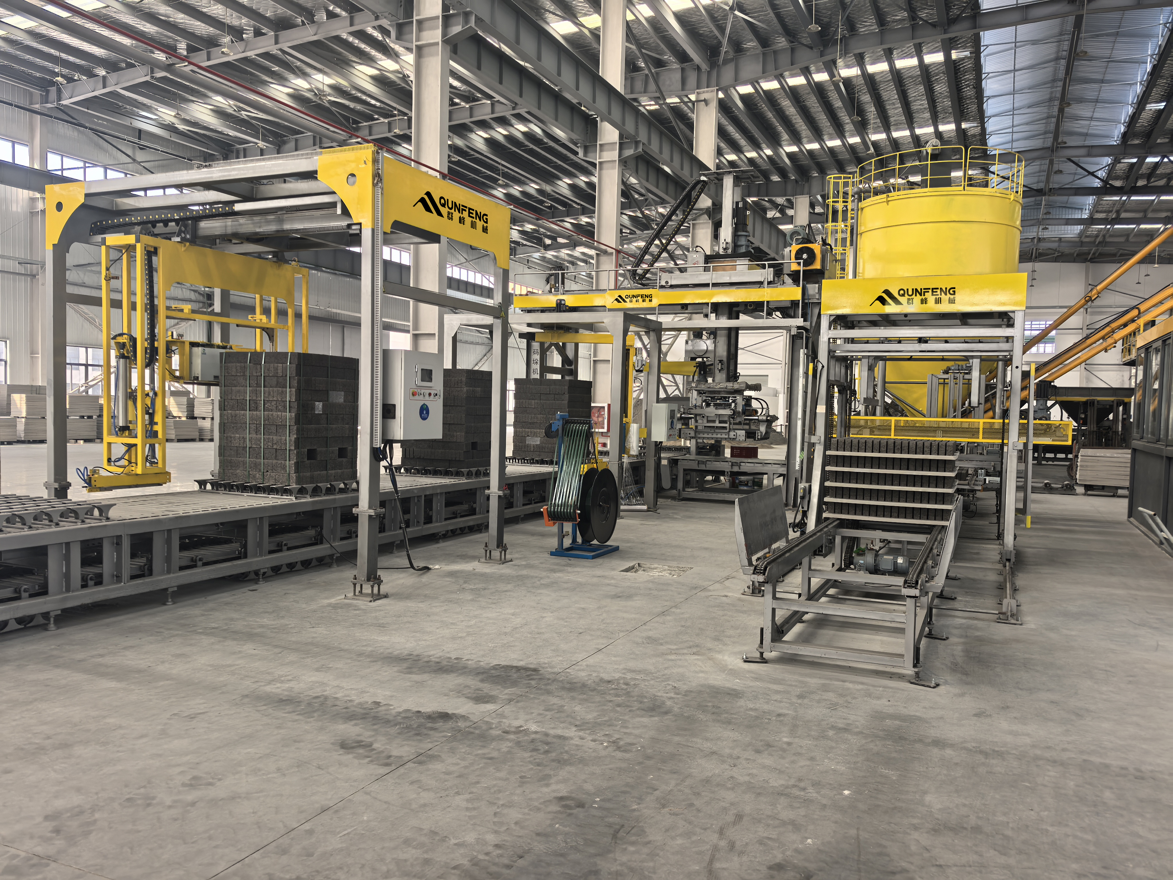 Qunfeng Machinery’s solid waste recycling and processing production line is currently producing blocks; the entire line is highly intelligent and automated.